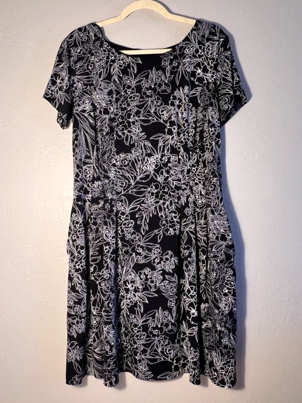 Like New - Size 14 - Roz & Ali Floral Dress with pockets!